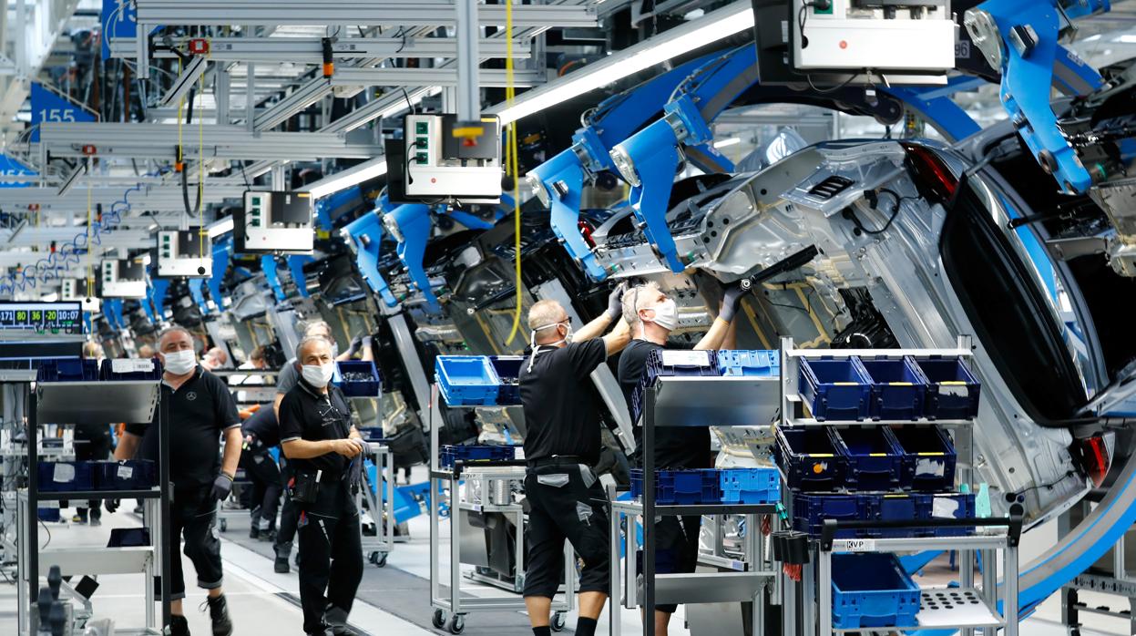 Trabajadores de Daimler en la planta de Stuttgart