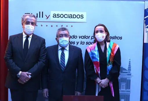 Juan Aguilera, flanqueado por José Luis Rull, CEO de Rull y Asociados, y Ana de la Peña, director del despacho de abogados