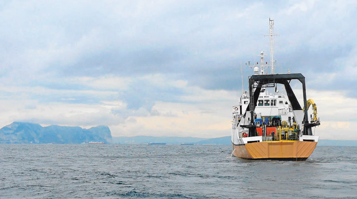 En 2007, el Odyssey Explorer participó en el expolio. En la imagen, el buque operando frente al Peñón de Gibraltar