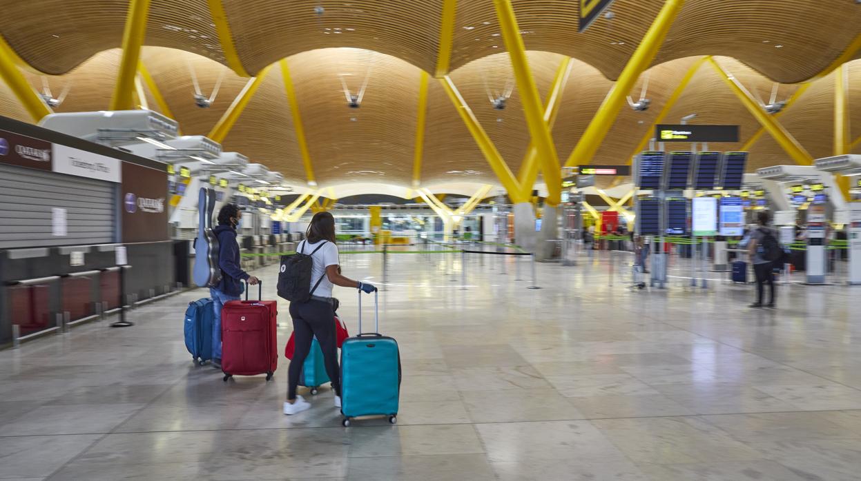 El aeropuerto Adolfo Suárez Madrid-Barajas, vacío de viajeros por la pandemia