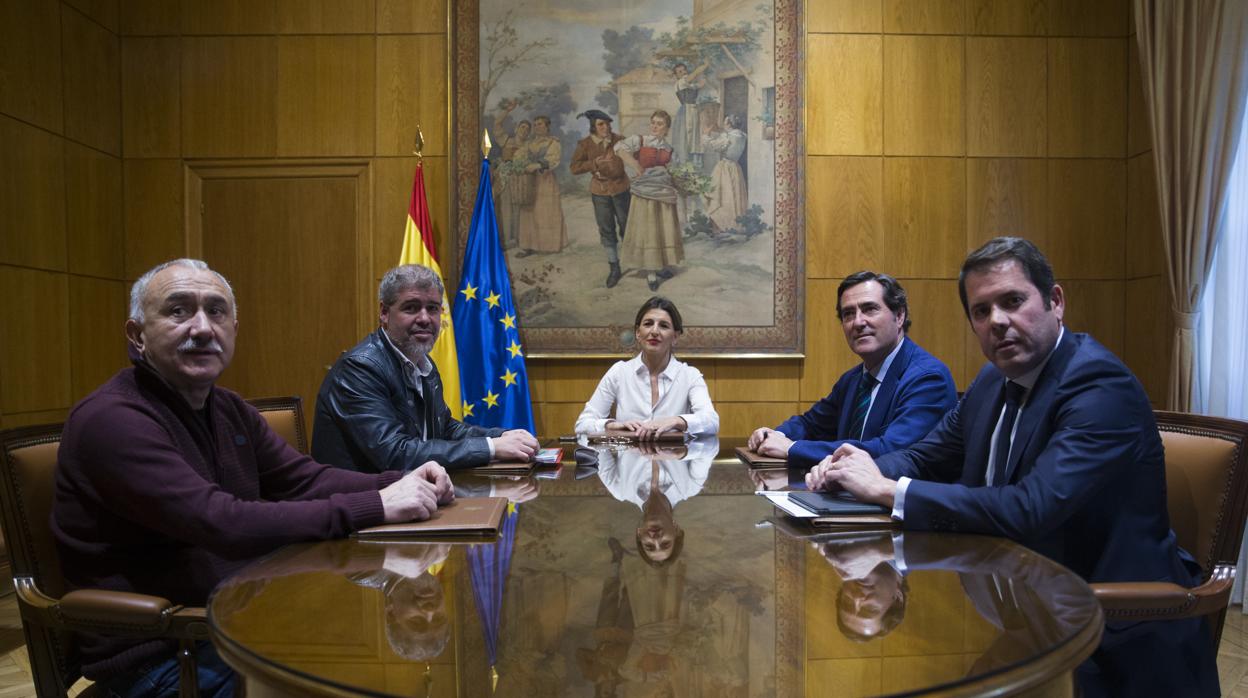 CEOE prepara toda su artillería contra un alza del salario mínimo que divide al Gobierno