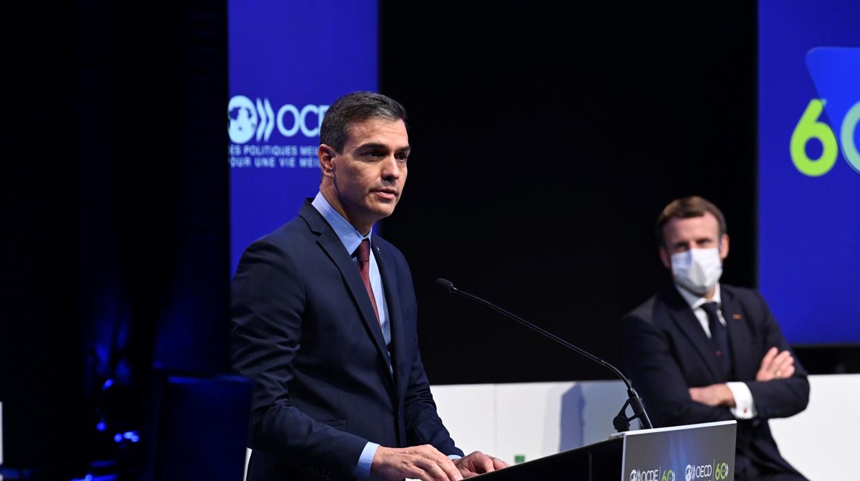 Pedro Sánchez, interviene en presencia del presidente francés, Emmanuel Macron durante el sesenta aniversario de la OCDE