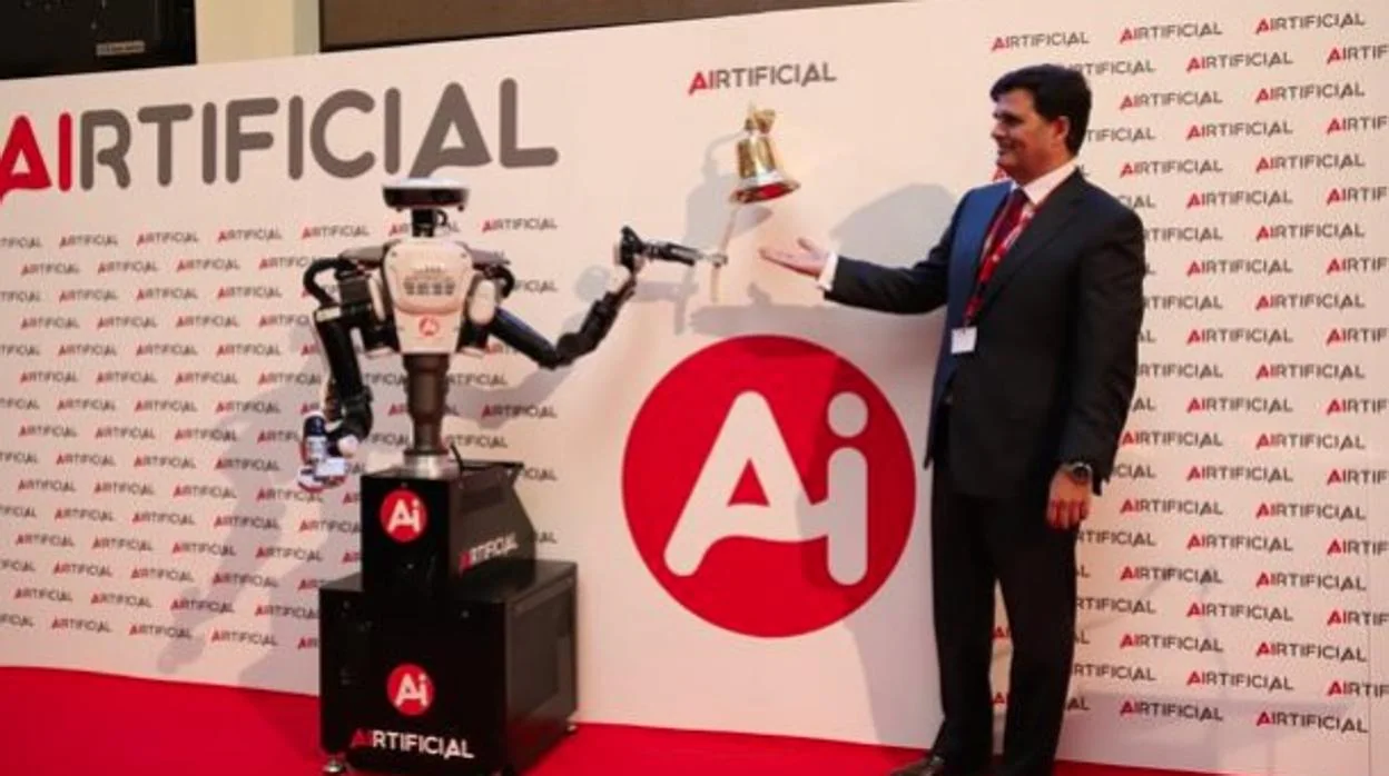 El expresidente de Artificial, Rafael Contreras, con el robot Aibell