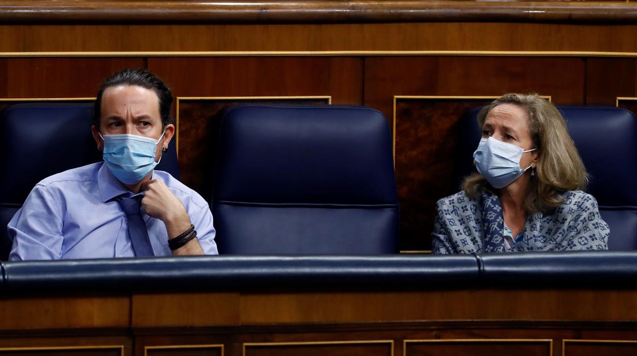 El vicepresidente Iglesias junto a la vicepresidenta Calviño en el Congreso