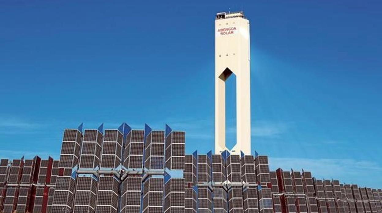 Planta solar de Abengoa, que adeuda más de 6.000 millones de euros, siendo el Santander uno de sus principales acreedores