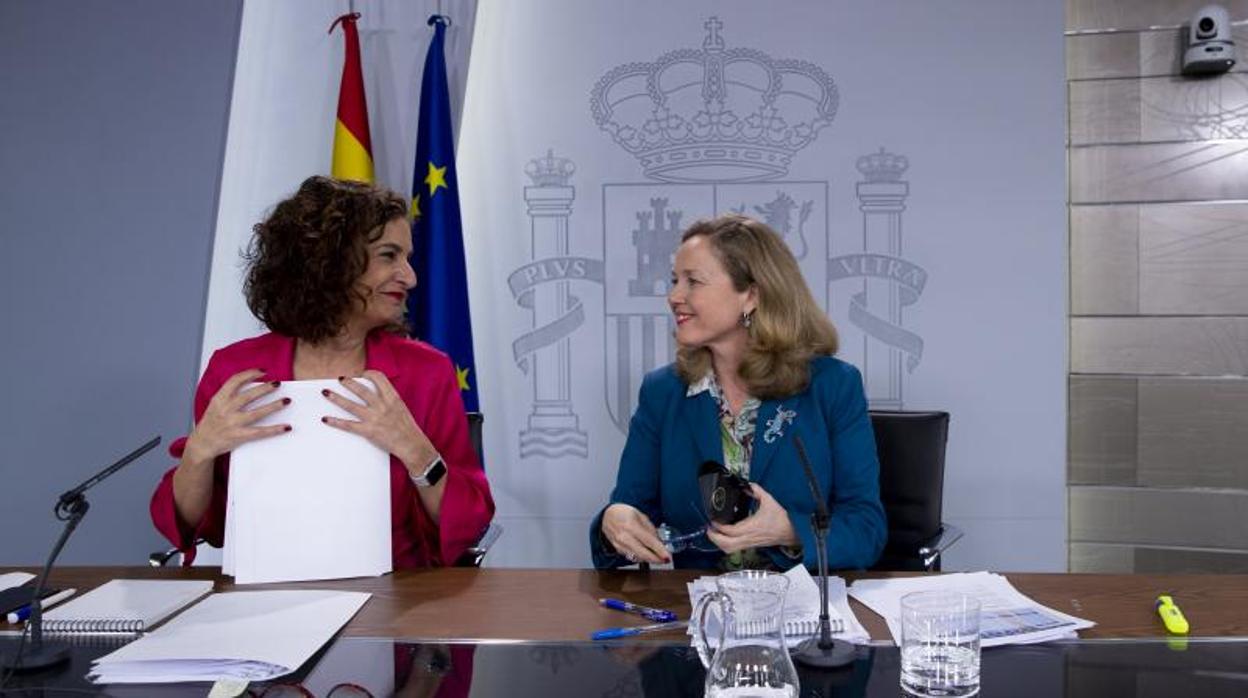 La ministra de Hacienda y portavoz del Gobierno, María Jesús Montero (izda) junto a la vicepresidenta económica Nadia Calviño