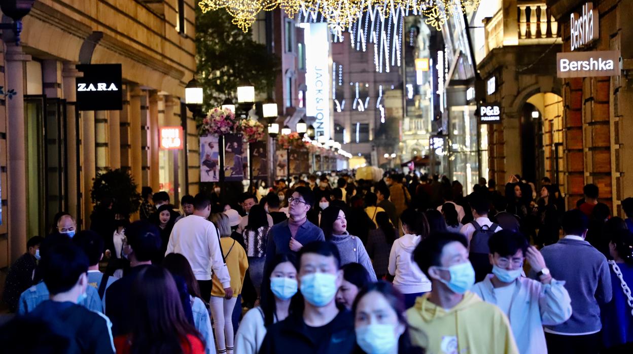 La normalidad ya ha vuelto a las calles de China. Abarrotada y con algunos viandantes sin mascarilla, la calle comercial Han de Wuhan, epicentro del coronavirus, simboliza ese regreso a la rutina en el gigante asiático tras el control de la epidemia
