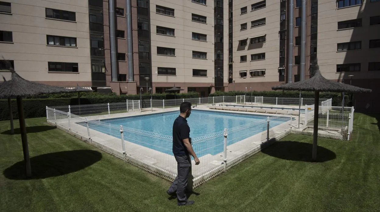 La piscina de una comunidad en Sanchinarro, al norte de Madrid