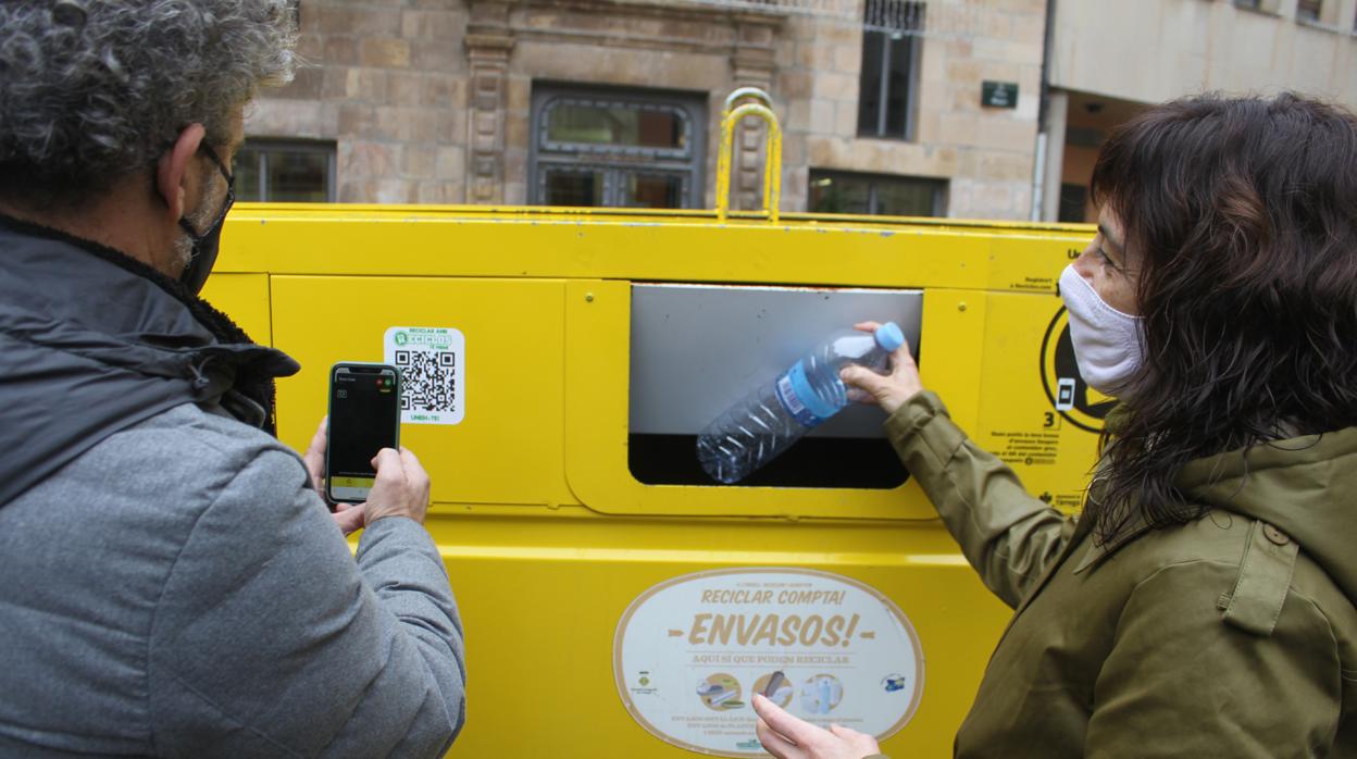 Los ciudadanos solo tienen que conectarse a la webapp, escanear el código de barras del envase que quieren reciclar, depositarlo y escanear el código QR