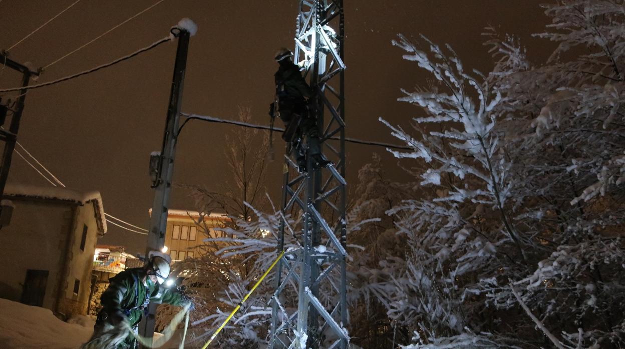 Brigada de Iberdrola reparando una avería causada por el temporal