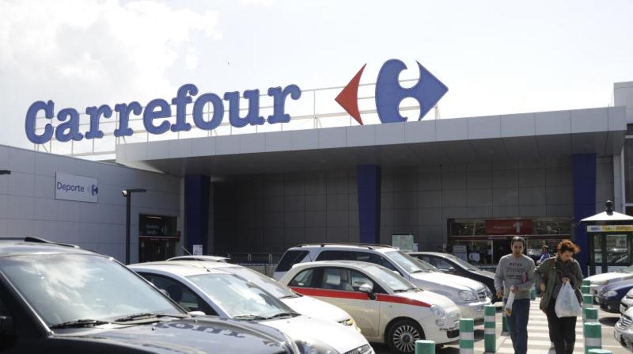 El grupo canadiense Couche-Tard lanza una oferta de compra por Carrefour de 16.352 millones