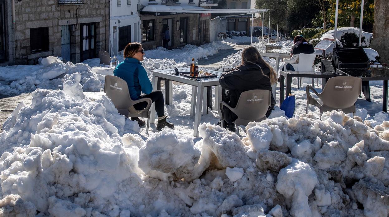 Clientes en una terraza pese a la nieve en Hoyo de Manzanares (Madrid)