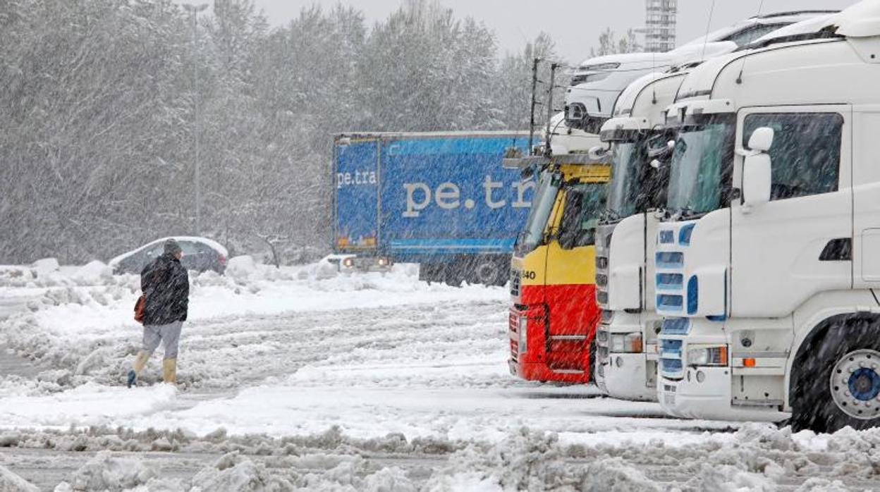 Imagen de unos camiones durante el temporal