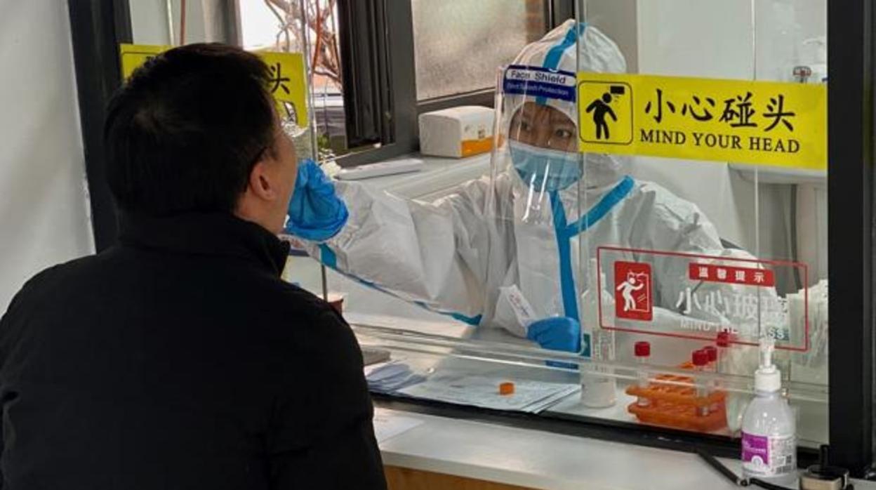 Enfermera china haciendo una prueba de coronavirus