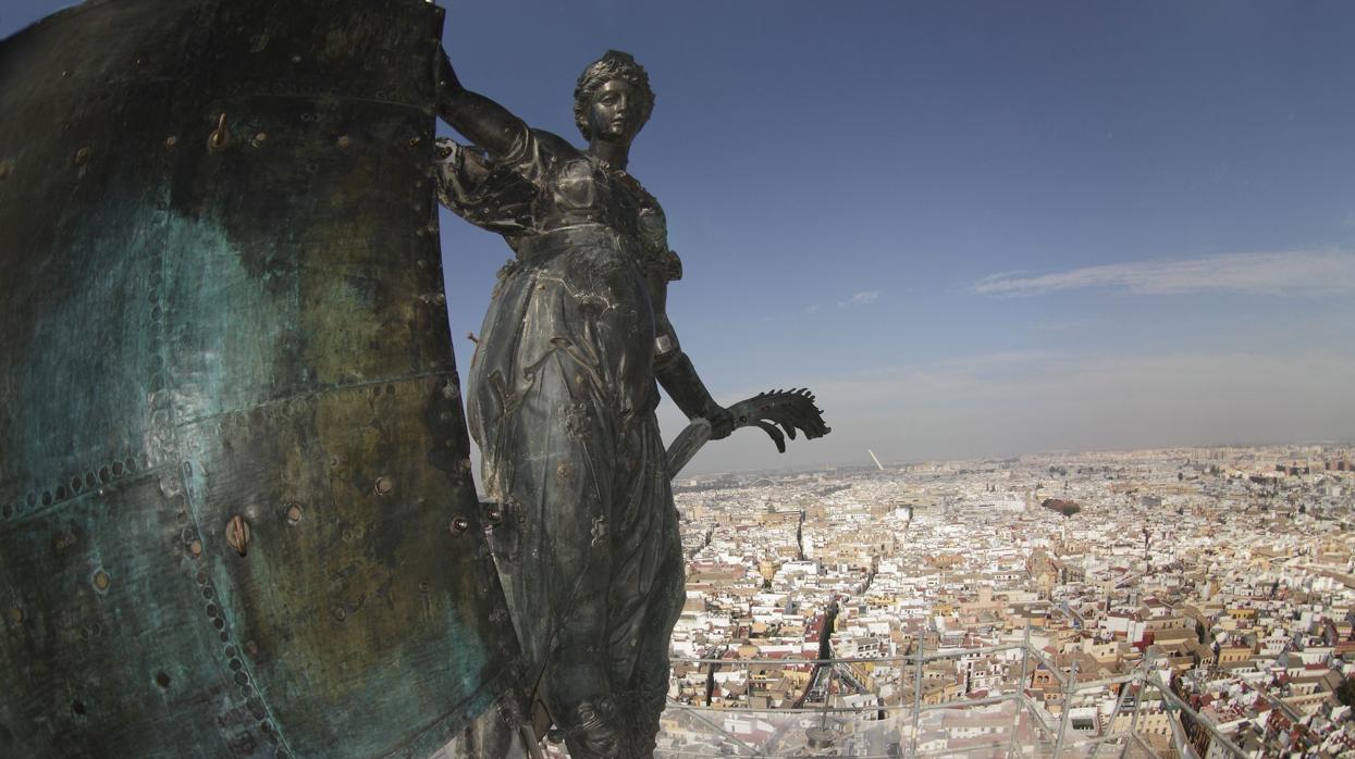 Vista aerea de Sevilla desde la Giralda con el Giraldillo en primer plano