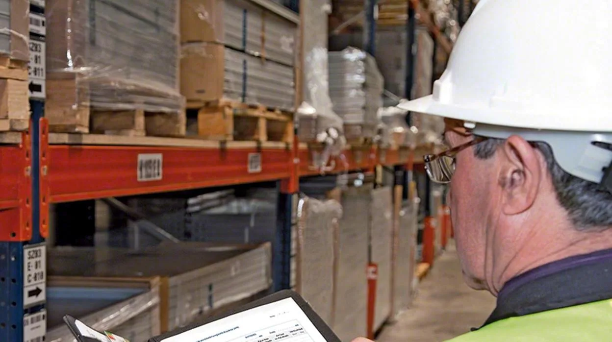 Un inspector revisa las instalaciones de una fábrica