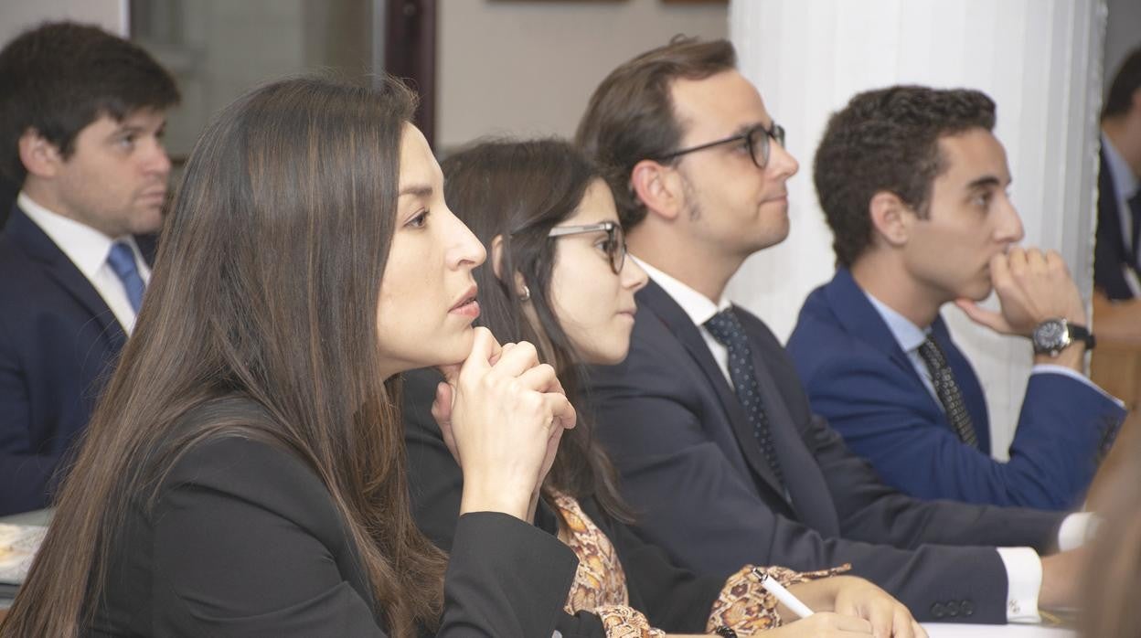 Alumnos de IEB en sus Aulas de su edificio en Madrid, ubicado junto al palacio de la Bolsa y la Puerta de Alcalá