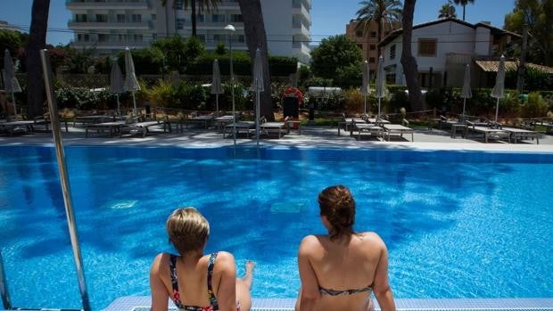 Los hoteleros de Baleares sacan las sábanas al balcón para pedir auxilio: «SOS Turismo»