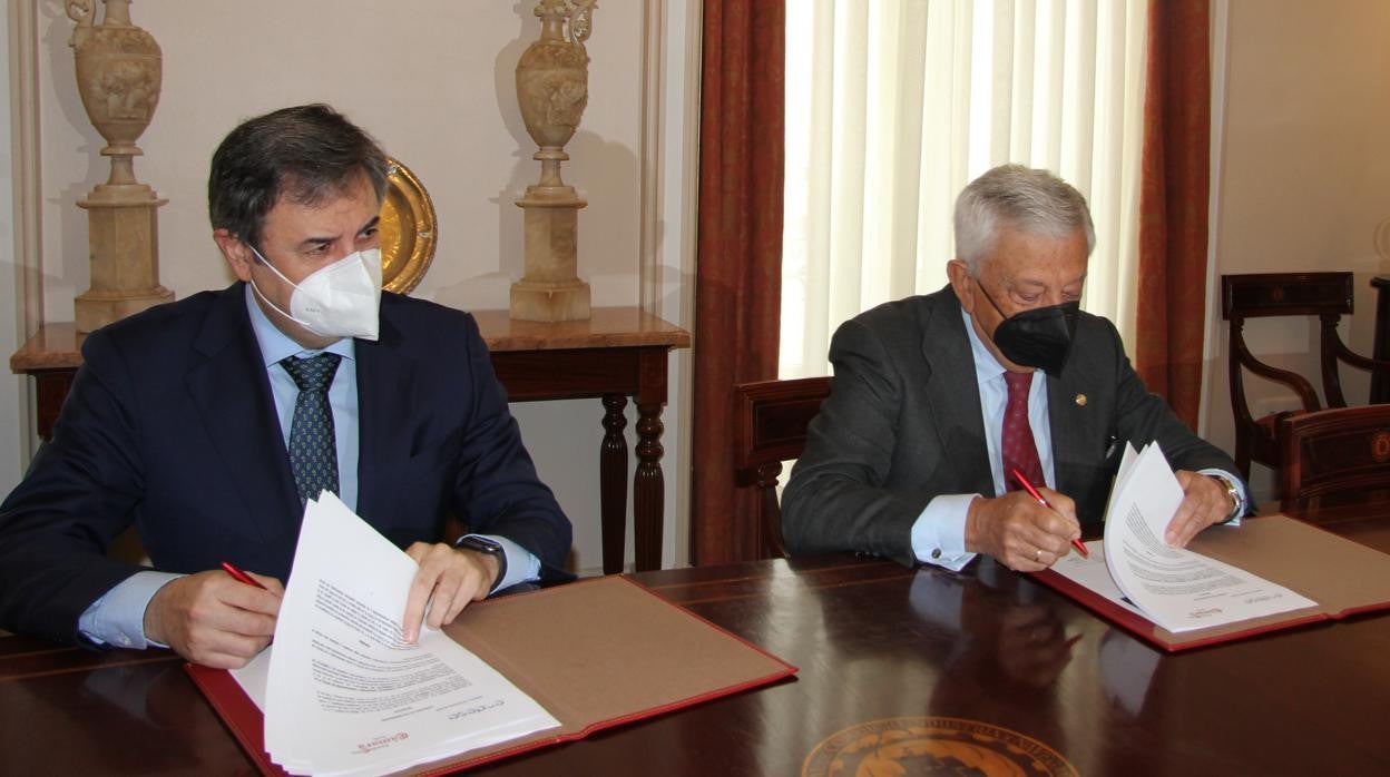 Rafael Sánchez Durán y Francisco Herrero durante la firma del convenio