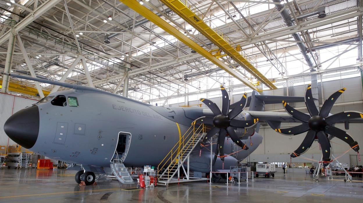 Un avión de transporte militar A400M en la planta de ensamblaje final de Airbus San Pablo en Sevilla.