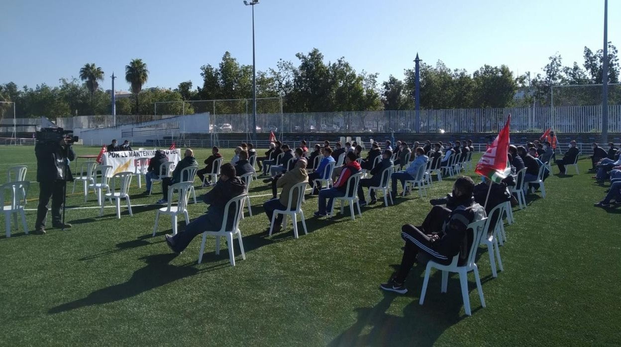 CC.OO. celebró su asamblea en el campo de fútbol de San Jerónimo