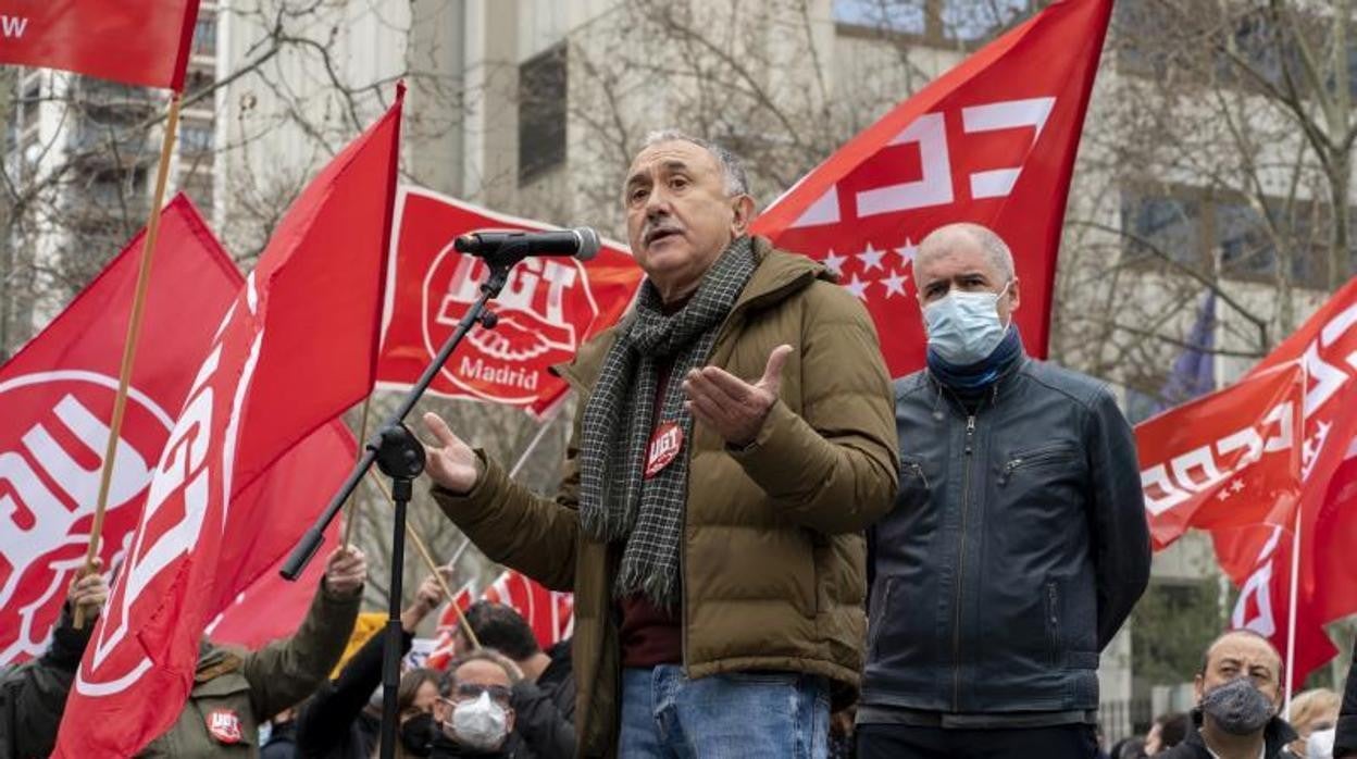 Unai Sordo (CC.OO.) y Pepe Álvarez (UGT) se concentraron el 11 de febrero en las puertas del Ministerio de Trabajo