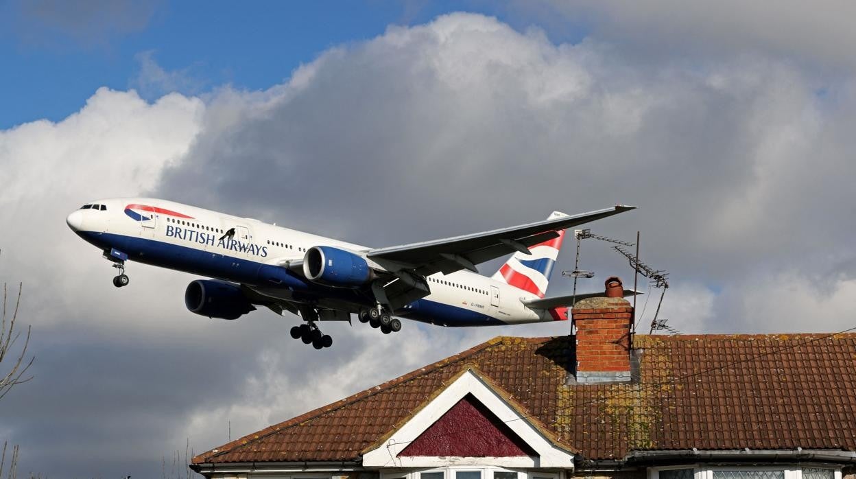 Un Boeing 777 con destino Madrid aterriza de emergencia en Moscú tras un fallo en el motor