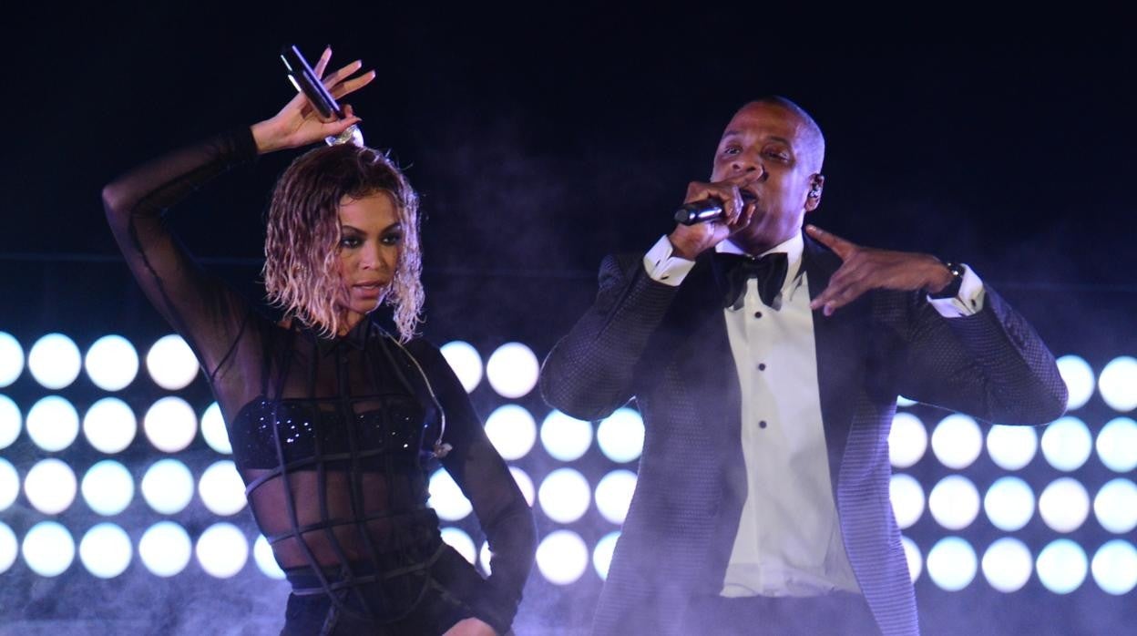 Beyoncé junto a su marido, Jay-Z, en su actuación en los Grammy