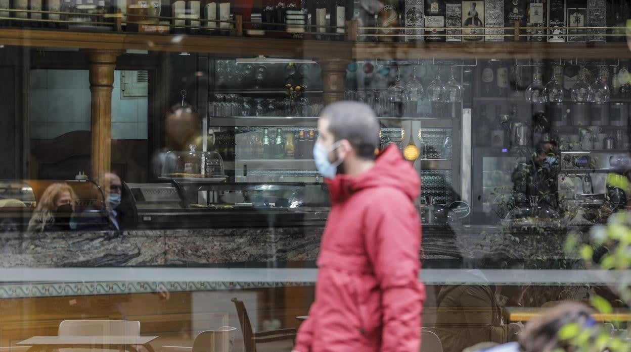 Un hombre observa desde fuera un bar en Valencia
