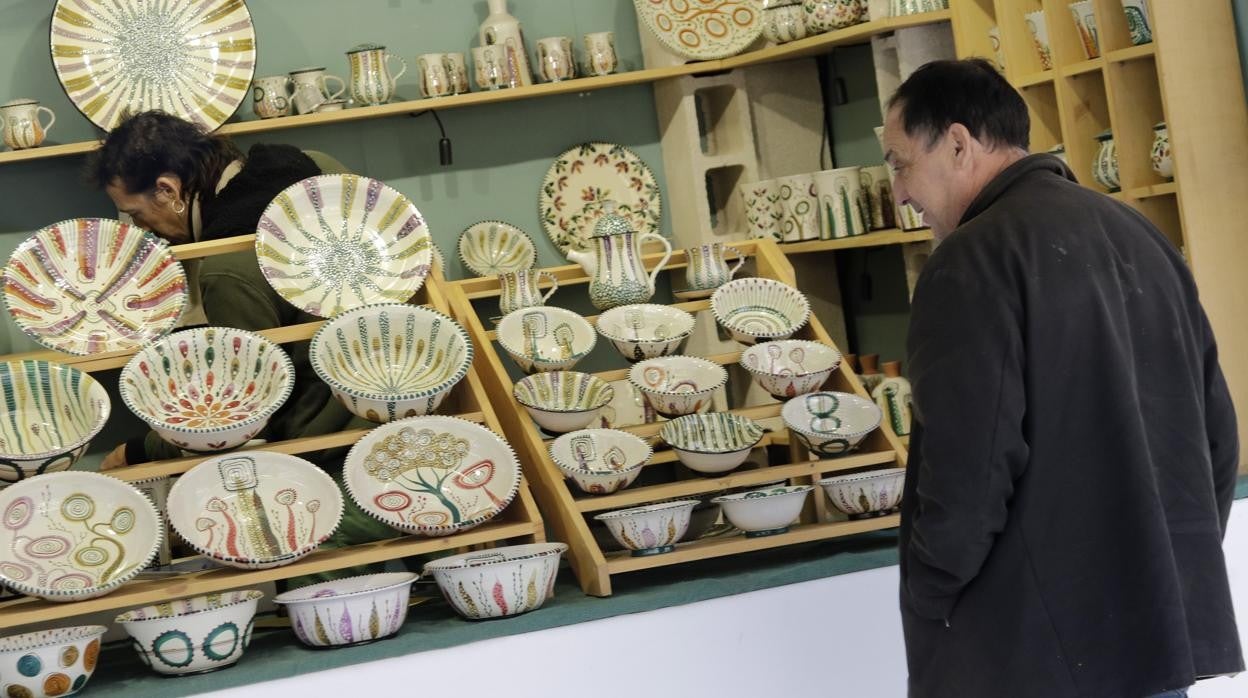 Foto de archivo de uno de los puestos del mercado de Artesanía de Sevilla