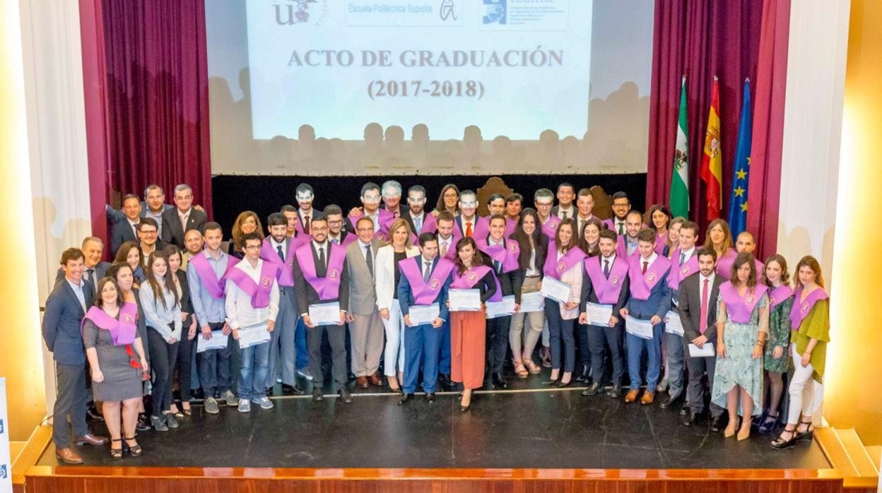 Alumnos de la EPS (Escuela Politécnica Superior de la Universidad de Sevilla) en el acto de graduación