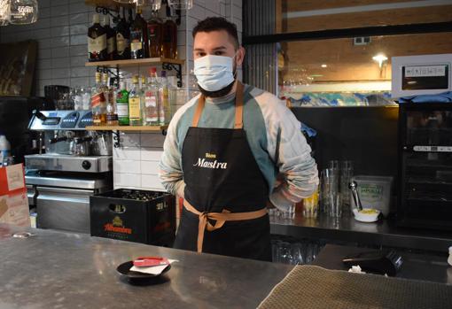 Niko, uno de los dueños del bar Veinti7, situado en el parque Aluche