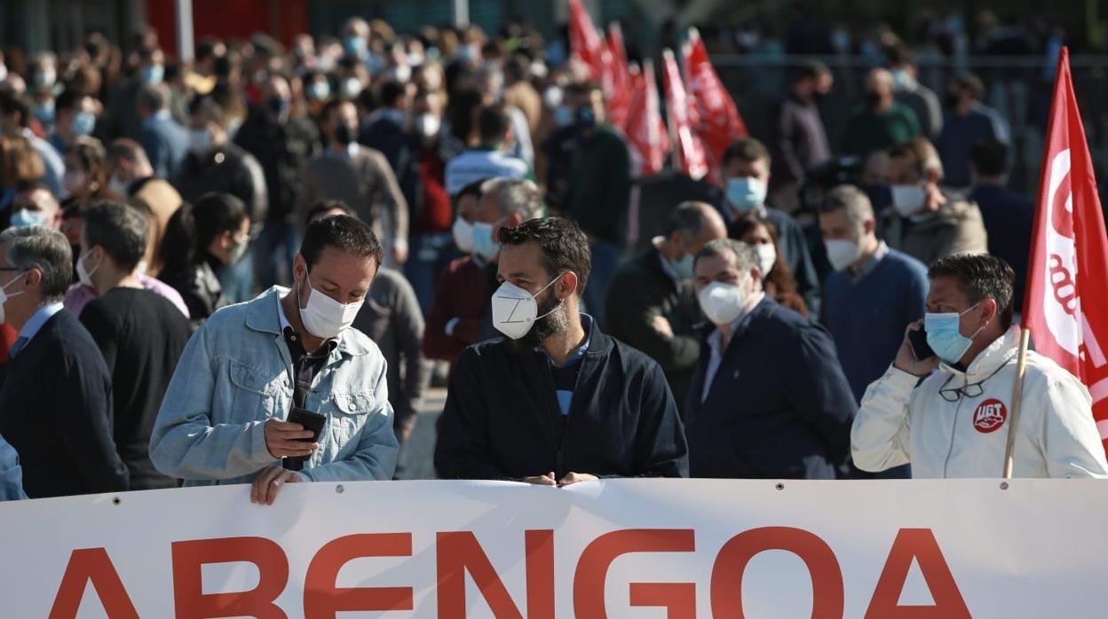 Concentración esta mañana de trabajadores de Abengoa en la sede de la compañía, en Palmas Altas