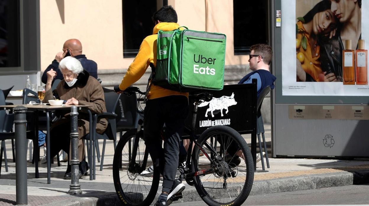 Imagen de archivo de un repartidor de Uber Eats