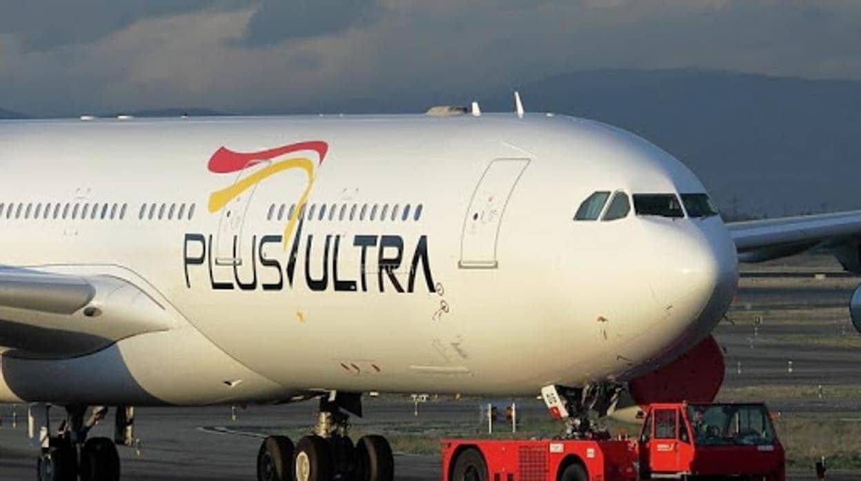 Un avión de la aerolínea de Plus Ultra en el aeropuerto