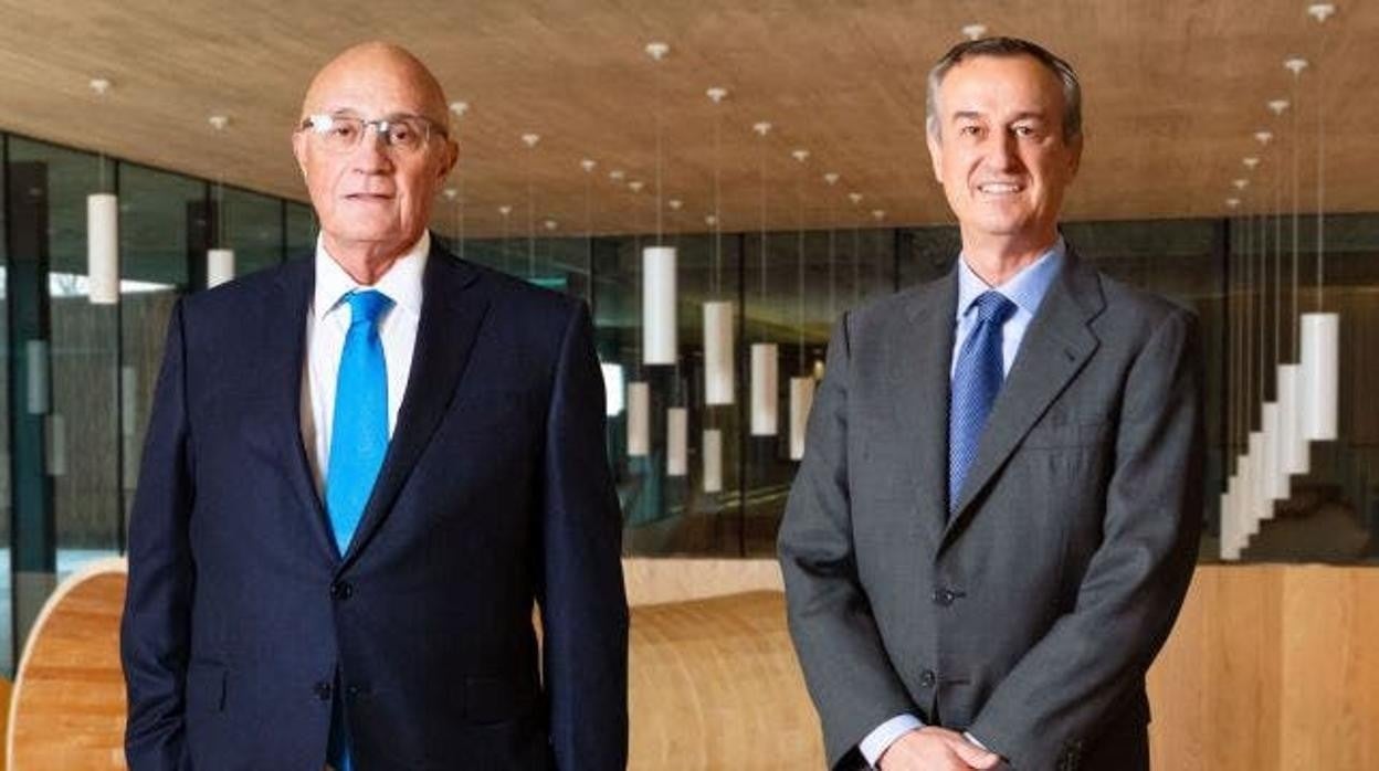 Josep Oliu (dcha.), presidente de Banco Sabadell, y César González-Bueno, nuevo CEO de la entidad