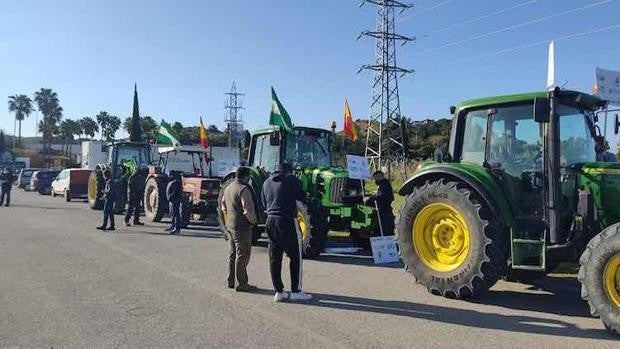 Más de un centenar de tractores y vehículos se manifiestan en Jerez contra la PAC