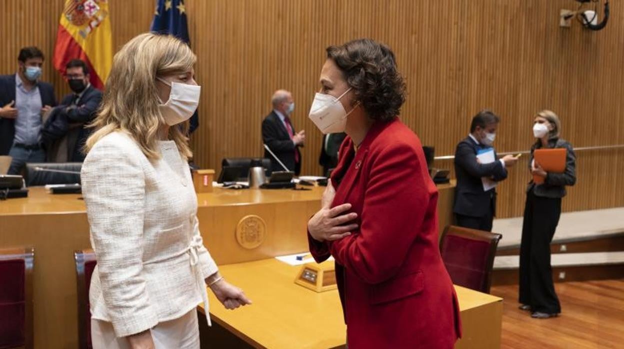 La ministra de Trabajo, Yolanda Díaz (izda) junto a su antecesora y presidenta de la Comisión del Pacto de Toledo, la diputada del PSOE Magdalena Valerio (dcha)