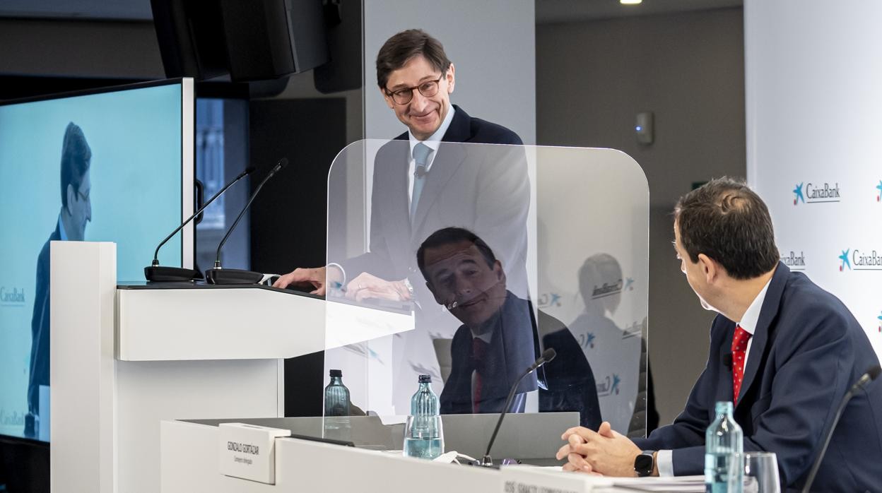 José Ignacio Goirigolzarri, presidente de Caixabank, en la tribuna y Gonzalo Gortázar, consejero delegado
