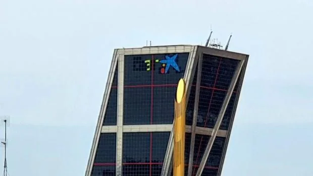 El logo de Caixabank ya luce en la torre Kio que albergaba la sede central de Bankia en Madrid