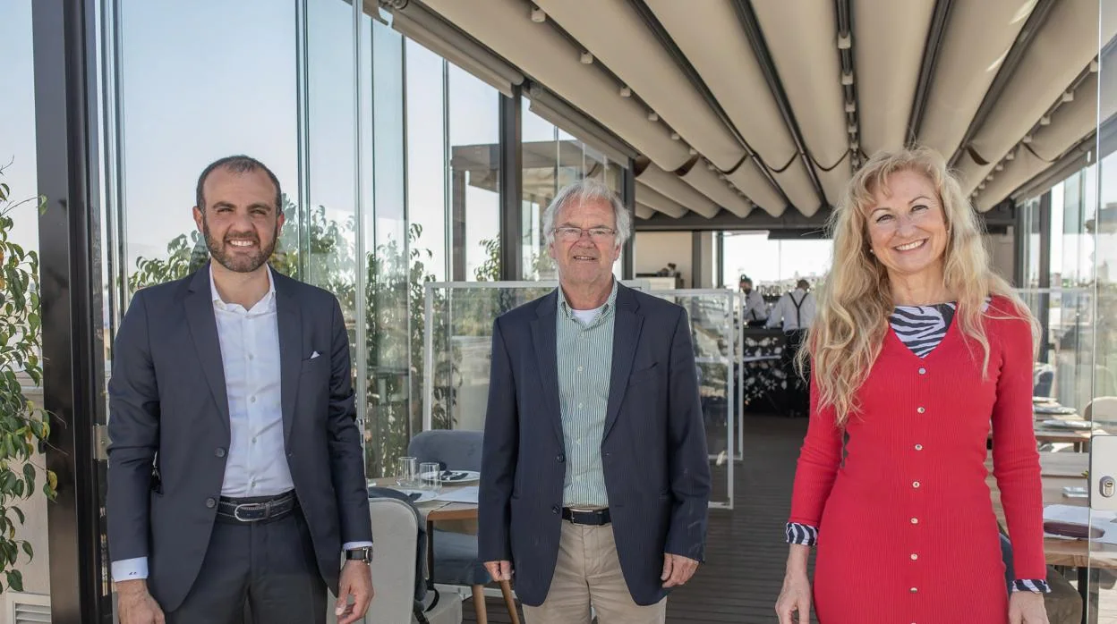 Alejandro Costa, fundador y CEO de CyG (a la izquierda), junto a Fred Guelen y María Luisa García, que han suscrito la ronda de financiación abierta por la compañía