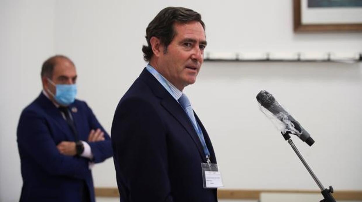 El presidente de la CEOE, Antonio Garamendi realiza declaraciones junto al presidente de ATA, Lorenzo Amor - EFE