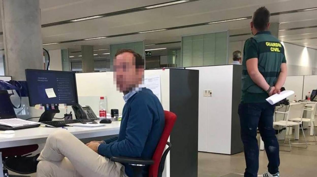 Momento del registro de la Guardia Civil llevado a cabo este martes en la sede de Abengoa en Sevilla