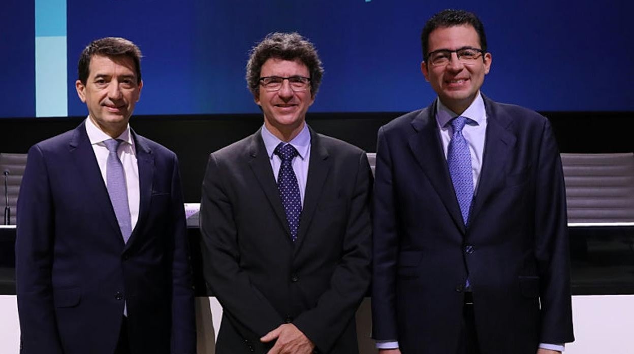 El responsable de Análisis Económicos de BBVA Research, Rafael Doménech, junto al economista jefe del Grupo BBVA y director de BBVA Research, Jorge Sicilia, y el economista Jefe para España en BBVA Research, Miguel Cardoso