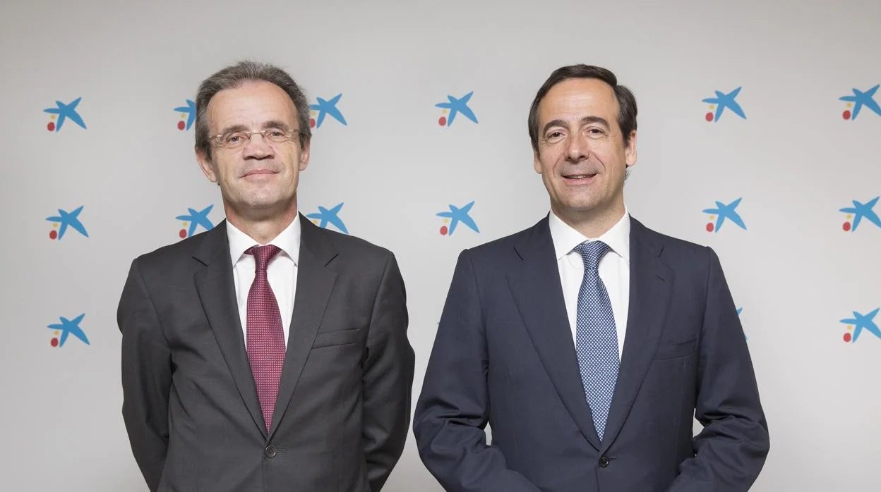 Jordi Gual (izq.), nuevo presidente no ejecutivo de Vidacaixa, y Gonzalo Gortázar, consejero delegado de Caixabank