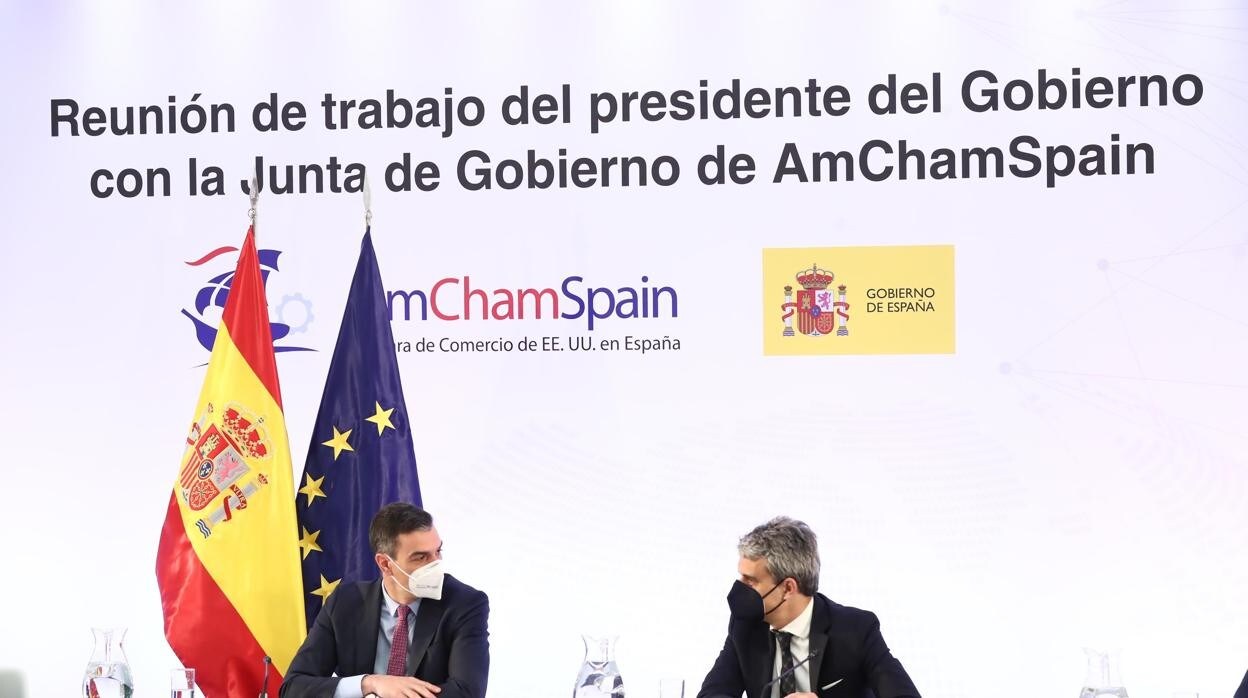 El presidente del Gobierno, Pedro Sánchez, junto al presidente de la Cámara de Comercio de Estados Unidos, Jaime Malet
