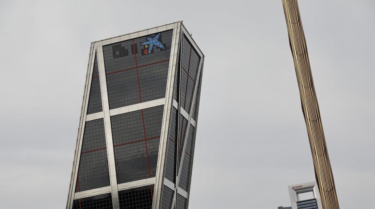 Torre de Caixabank con el nuevo logotipo