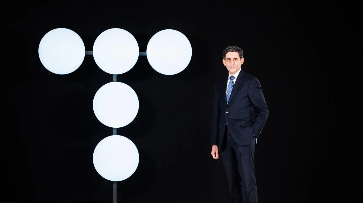 El presidente de Telefónica Álvarez-Pallete, junto al nuevo logo de la compañía