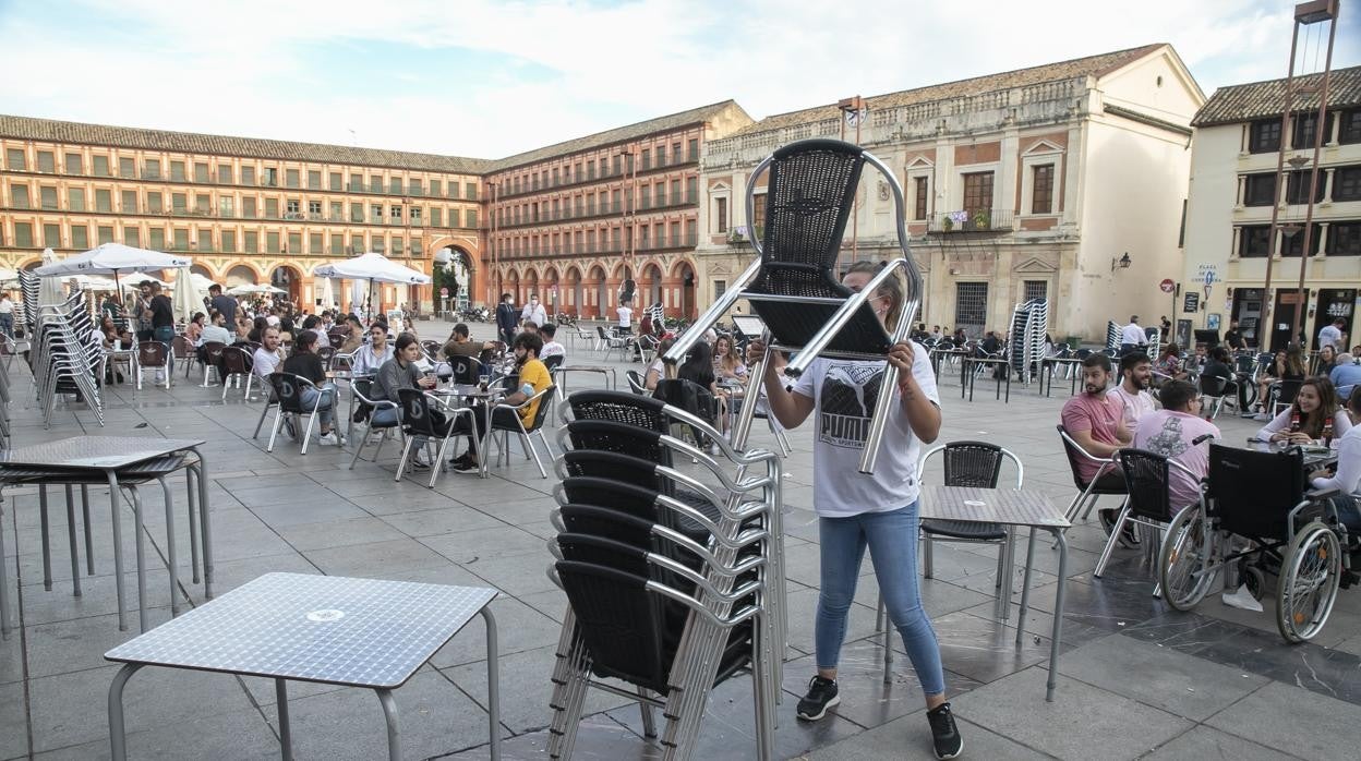 El 72% de los consumidores gasta menos que antes de la pandemia en bares y restaurantes