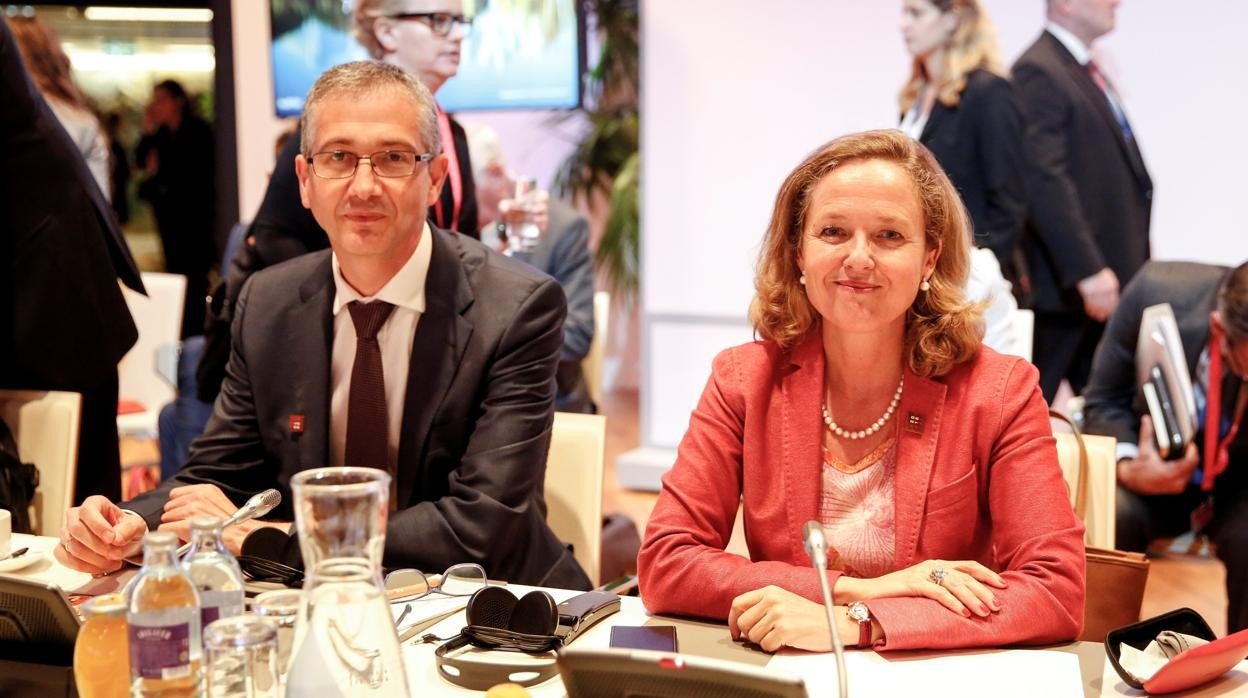 El gobernador del Banco de España, Pablo Hernández de Cos, y Nadia Calviño, vicepresidenta económica